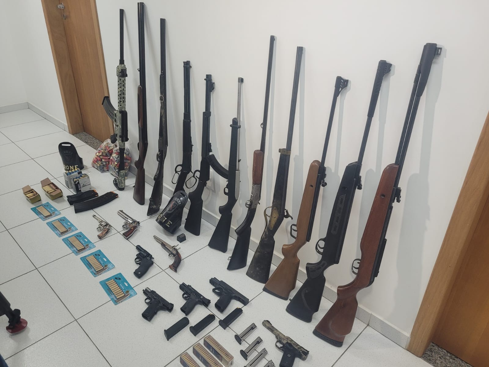 Polícia apreende armas e munições no Paraná e investiga se material foi roubado de clube de tiro de SC