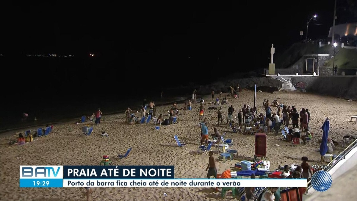 Baianos movimentam a praia do Porto da Barra na noite desta sexta-feira