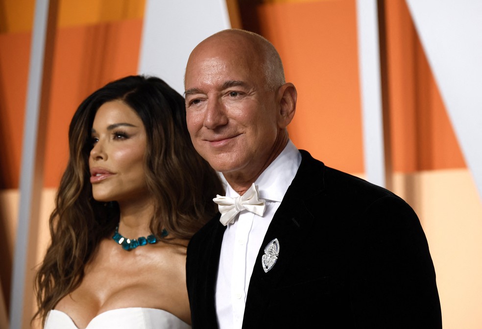 Lauren Sanchez e Jeff Bezos chegam à festa do Oscar da Vanity Fair após a 97ª edição do Oscar, em Beverly Hills, Califórnia, EUA, em 2 de março de 2025 — Foto: REUTERS/Danny Moloshok