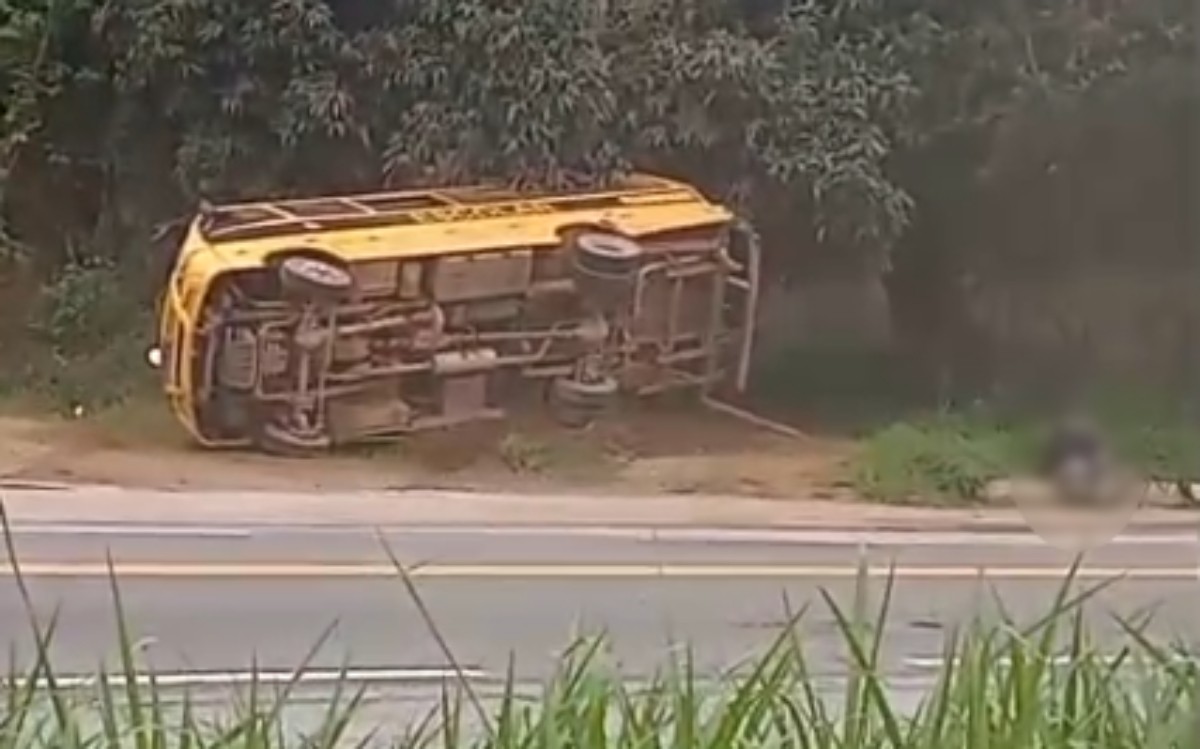 Acidente entre ônibus escolar e carreta é registrado na BR-393, em Paraíba do Sul; Ninguém ficou ferido