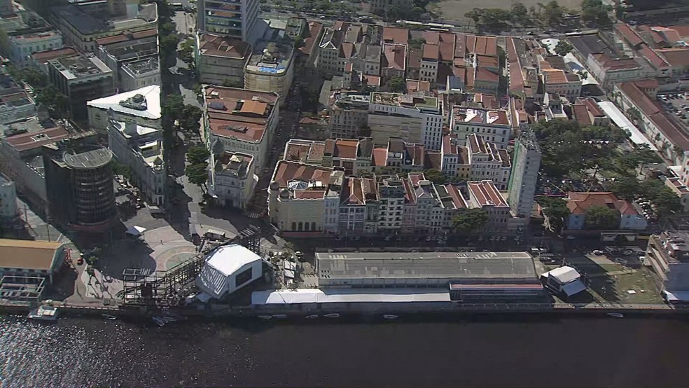 Palco de carnaval montado pelo governo do estado (à direita na foto) fica a cerca de 150 metros da Praça do Marco Zero — Foto: Reprodução/TV Globo