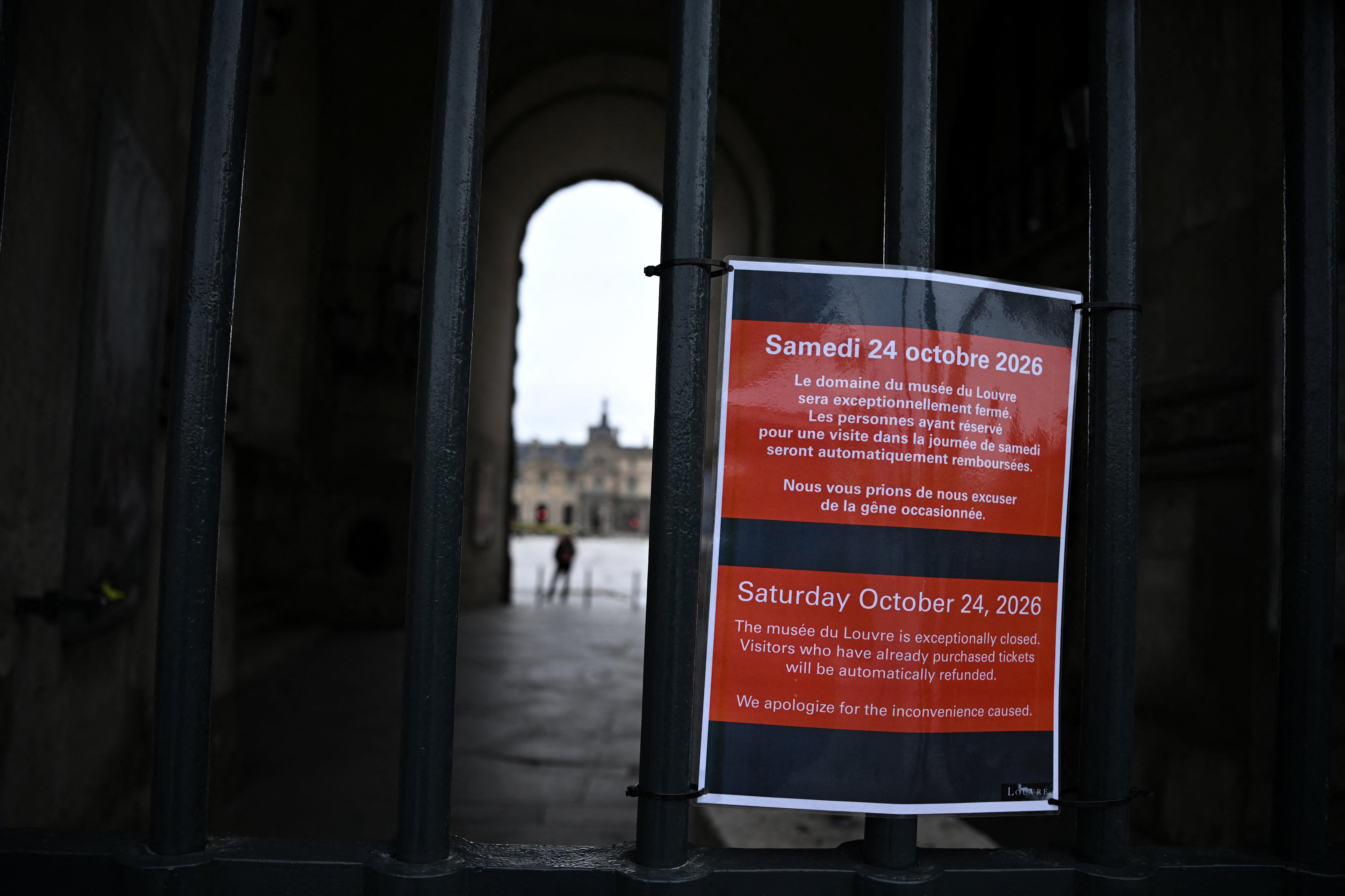 Museus de Paris fecham e lojas montam barricadas em meio à promessa de novos protestos