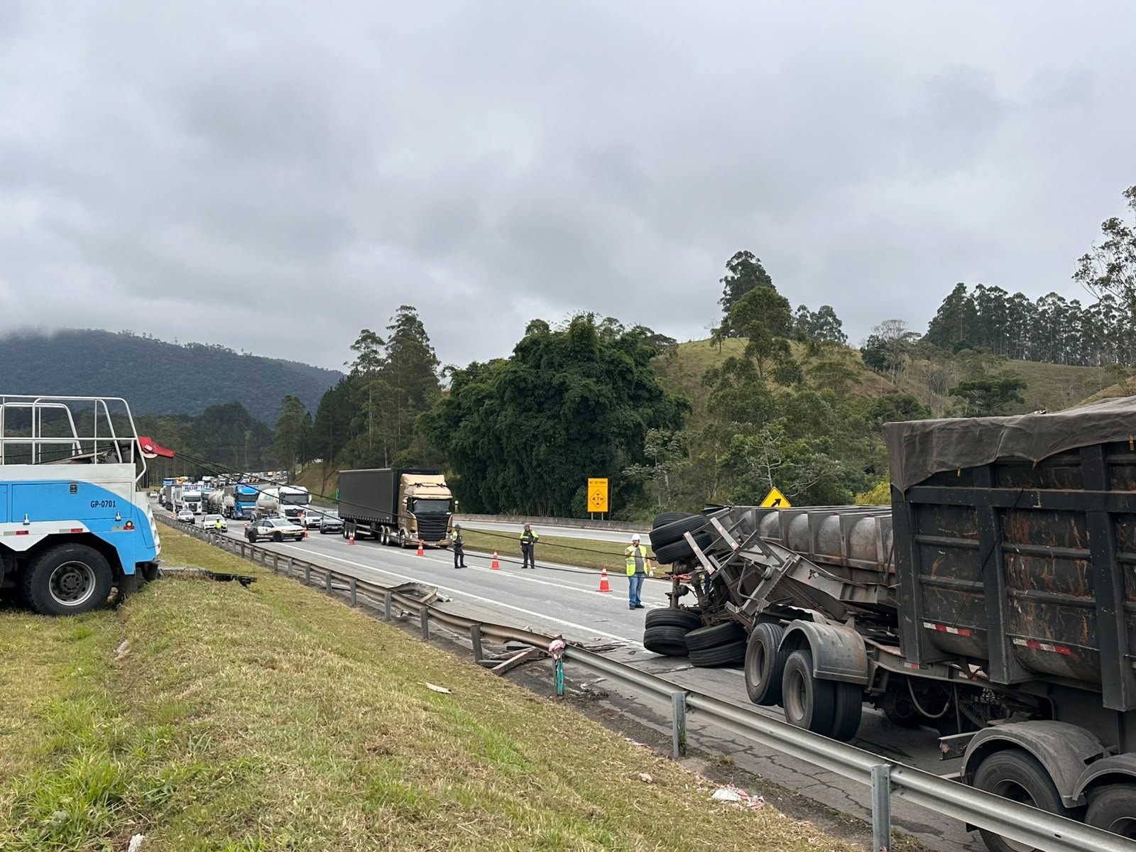 Caminhão tomba, espalha carga de sucata e interdita Rodovia D. Pedro I em Igaratá