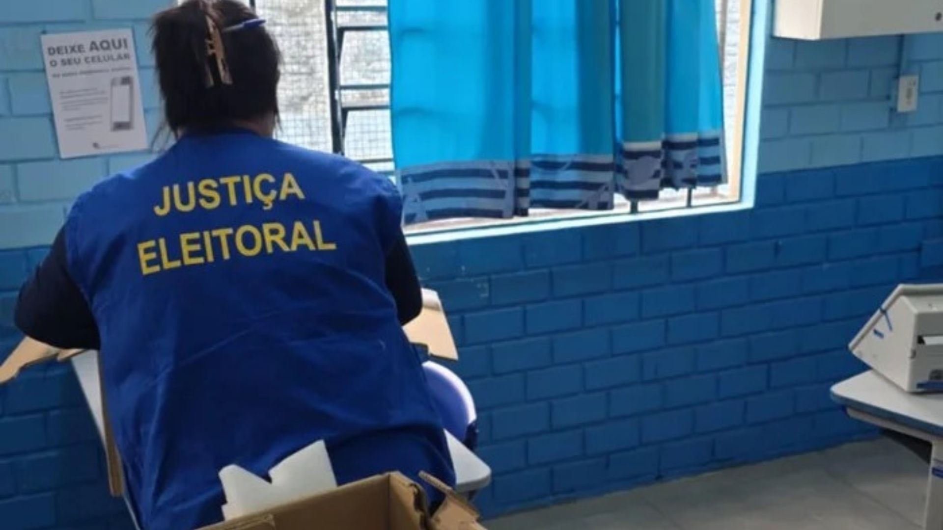 Urna eletrônica tem as teclas '2' e '3' coladas e é trocada em Gravataí