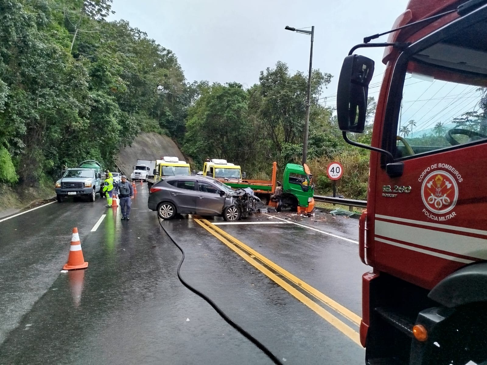 Acidente na Rio-Santos deixa três feridos em Caraguatatuba 