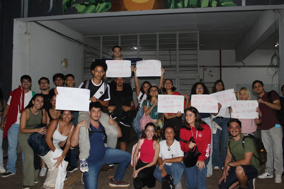 Alunos do curso de direito durante ato nesta segudna-feira (04) — Foto: João Lucas Rodrigues Tessaro