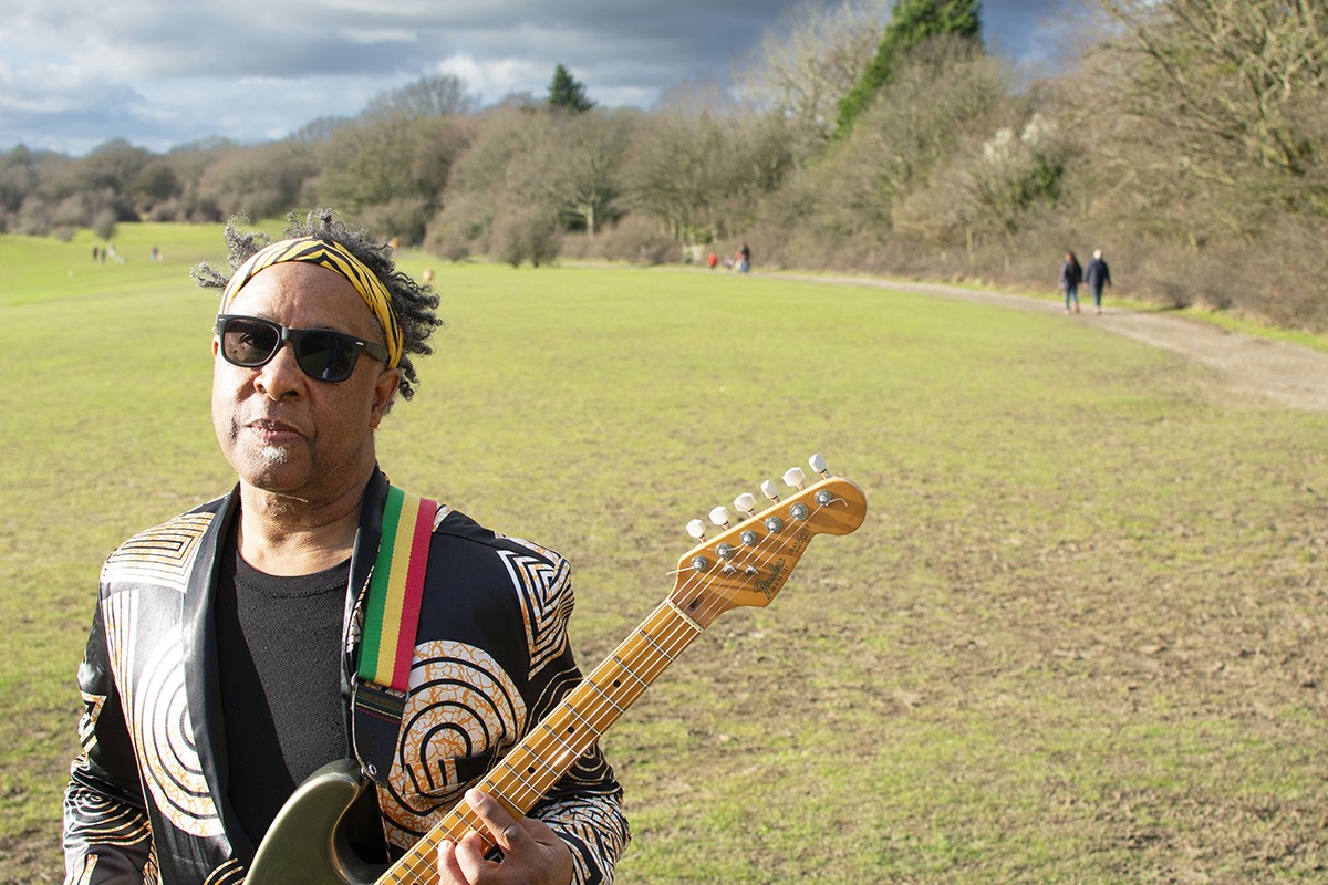 Cantor americano Gregg Kofi Brown se apresenta em Belém durante o Festival Outros Nativos