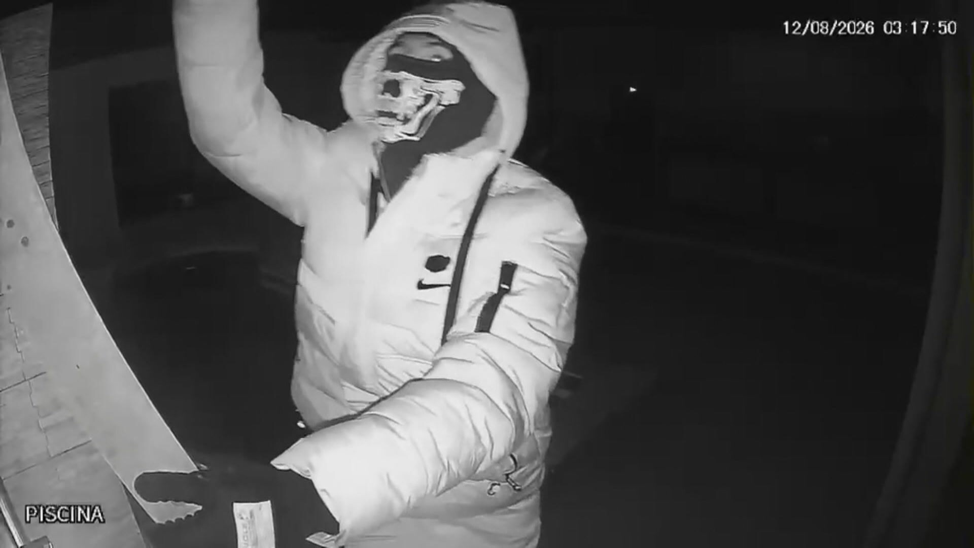 VÍDEO: homem tenta roubar casa de PM, acaba baleado e foge mancando em Mesquita