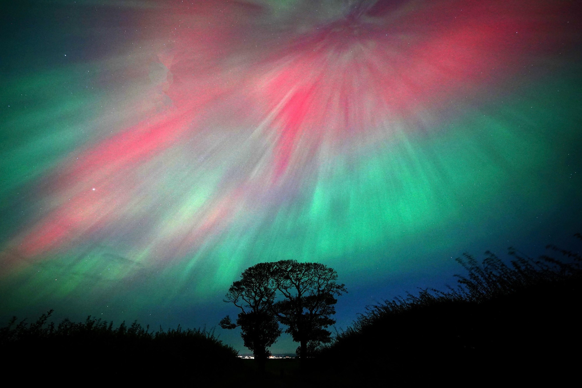 Auroras boreais e tempestades geomagnéticas podem se tornar mais comuns e intensas, aponta estudo sobre ciclo solar