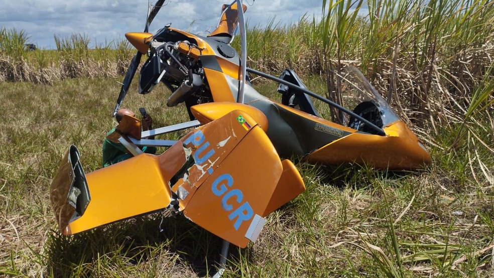 Aeronave experimental, de prefixo PU-GCR, ficou destruída após pouso forçado em canavial da Grande João Pessoa — Foto: Reprodução/TV Cabo Branco
