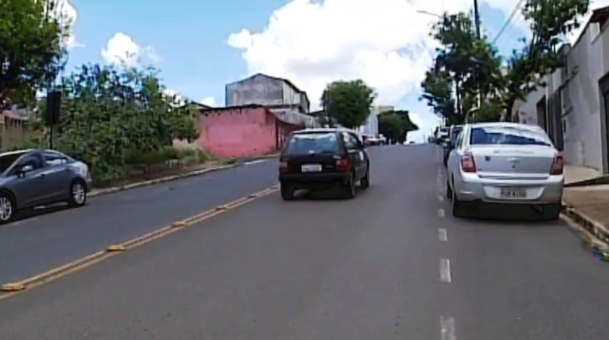 Vídeo mostra perseguição policial a motociclista empinando moto em avenida  de Inhumas, Trânsito GO