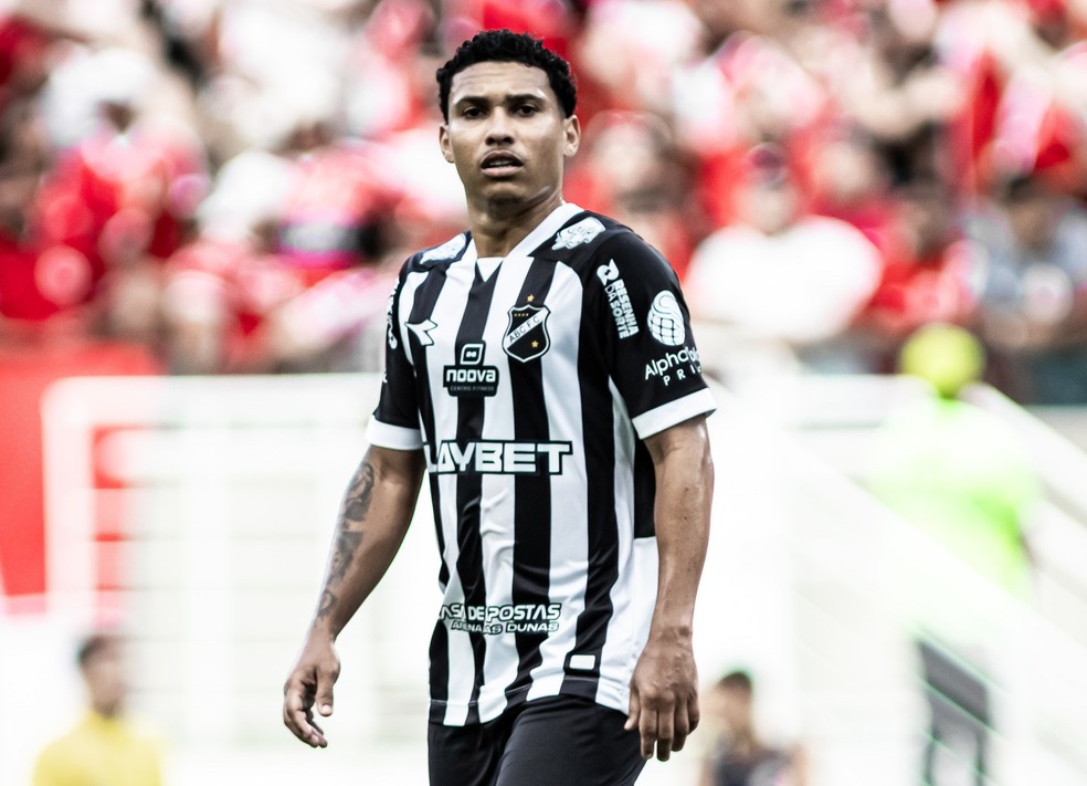 Thiaguinho, jogador do ABC, se envolve em acidente — Foto: Guilherme Drovas/ABC