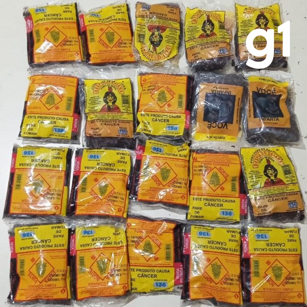 Pacotes de fumo estavam entre os materiais apreendidos — Foto: Sejus-MT