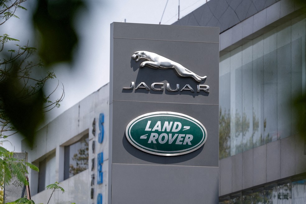 Logotipos das marcas britânicas Jaguar e Land Rover, pertencentes à indiana Tata Motors, em frente a uma concessionária em Nova Délhi, na Índia. — Foto: Reuters