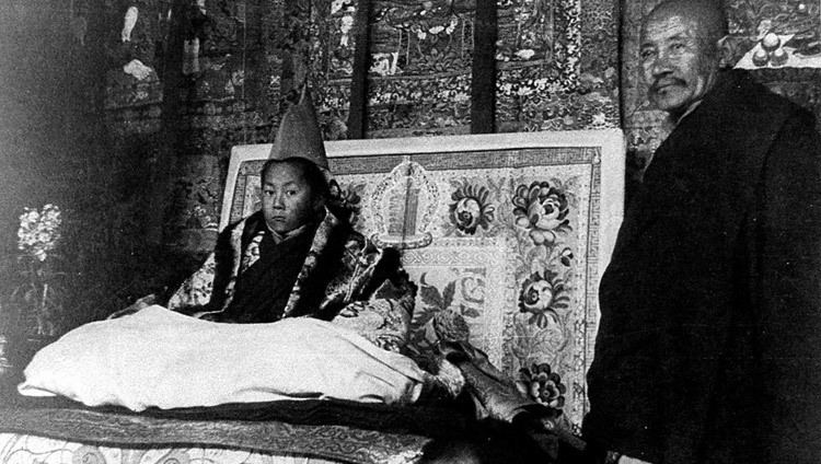 Orelha grande, sinal de fumaça e profecias: conheça os rituais para encontrar a criança em que o Dalai Lama reencarnou