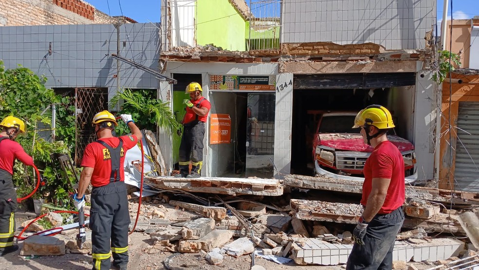 Desabamento aconteceu na Rua Alberto Silva — Foto: Brunno Rocha/Inter TV Cabugi