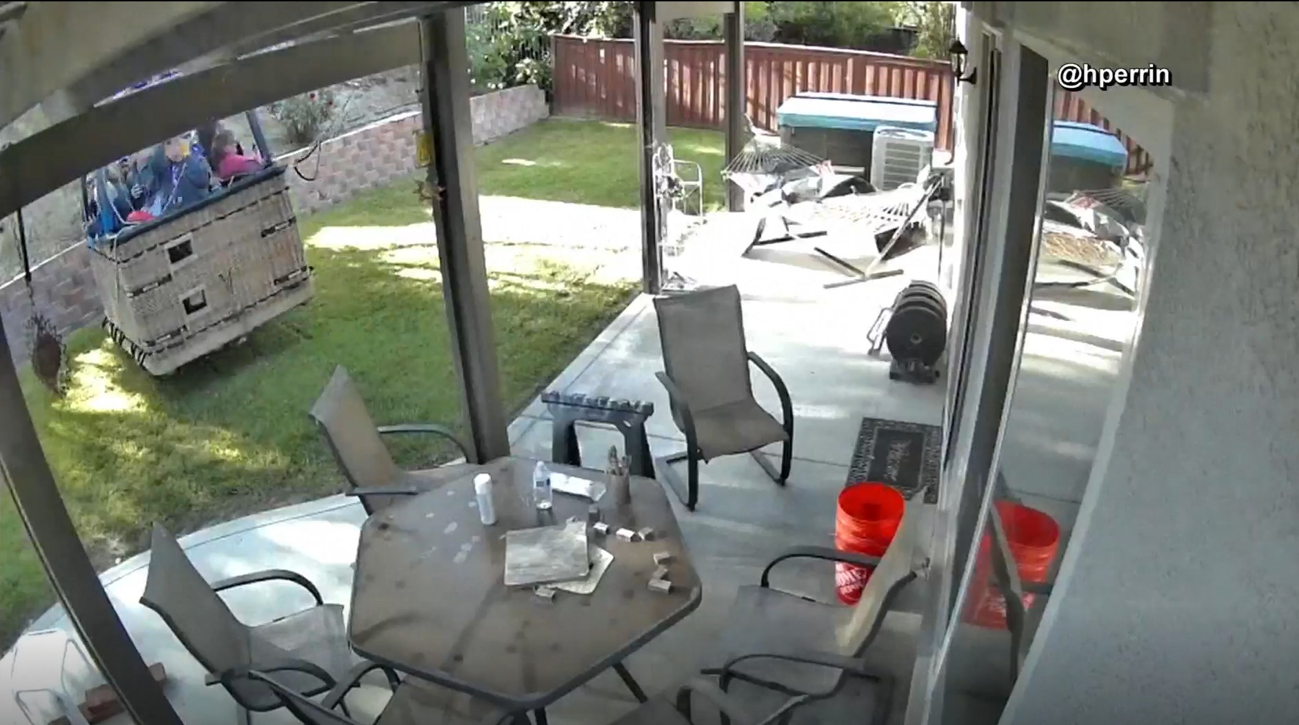 Balão faz pouso de emergência em quintal de casa na Califórnia; VÍDEO