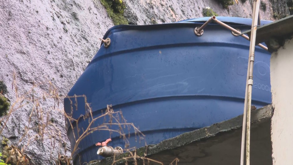 Caixa d'água ficou destruída por conta do fogo — Foto: Vilson Ferreira/TV Globo