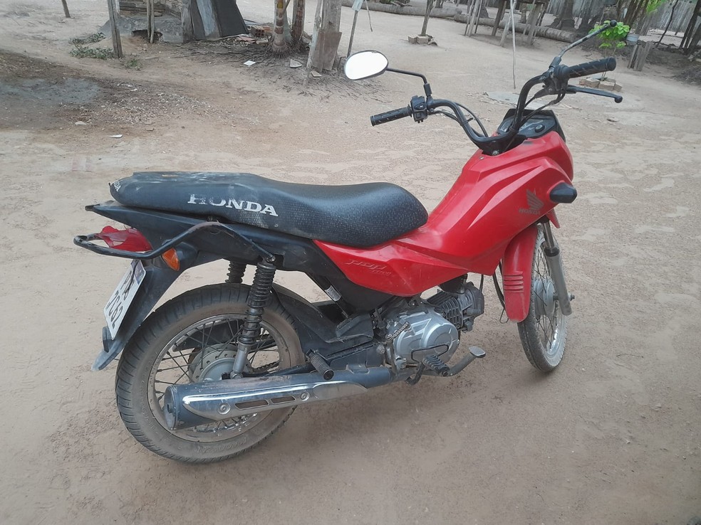 Motocicleta usada pela professora tinha placas da cidade de Santa Luzia do Paruá — Foto: Divulgação/Polícia Rodoviária Federal