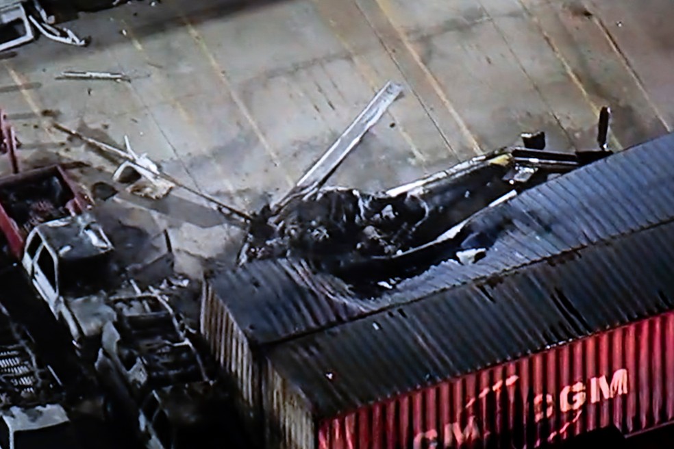 Helicóptero que caiu próximo ao local de um acidente de ônibus em Los Angeles. — Foto: KABC-TV vía AP