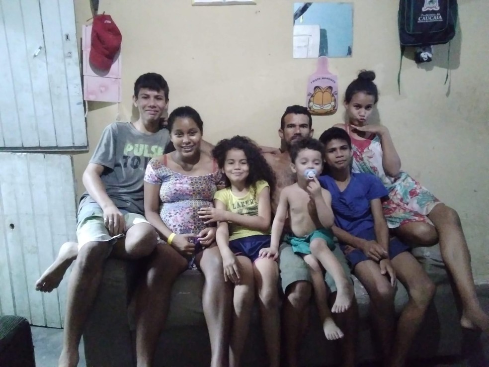A família de Carlos André e Luciana se sustenta com a coleta de materiais recicláveis — Foto: Arquivo Pessoal
