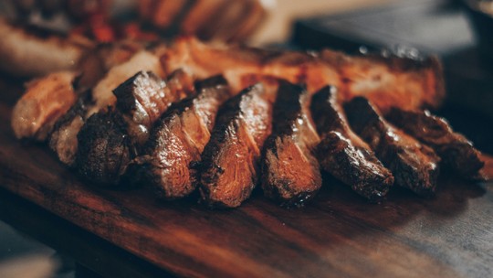 Preço da carne bovina deve encarecer em 2026 com menos boi no campo - Exportações de frango devem voltar a crescer à medida que os países suspenderem os embargos após gripe aviária, diz Itaú BBA. Veja também as previsões para arroz e café.
