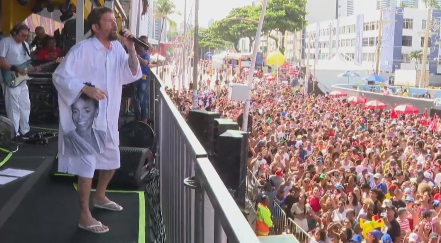Saulo Fernandes homenageia jornalista Wanda Chase em seu figurino durante apresentação no Carnaval de Salvador