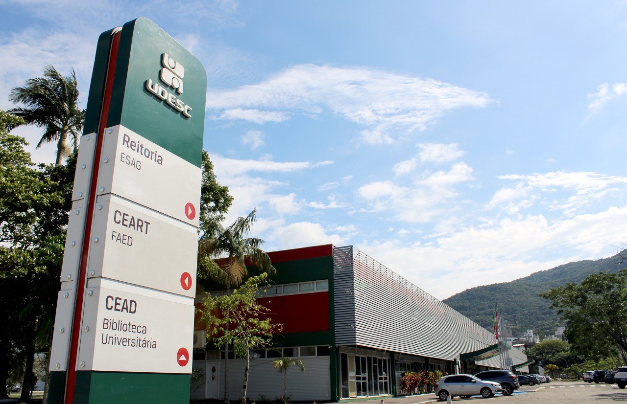 Udesc abre concurso público com 40 vagas para professor efetivo e salários de até R$ 15 mil; veja áreas e cidades