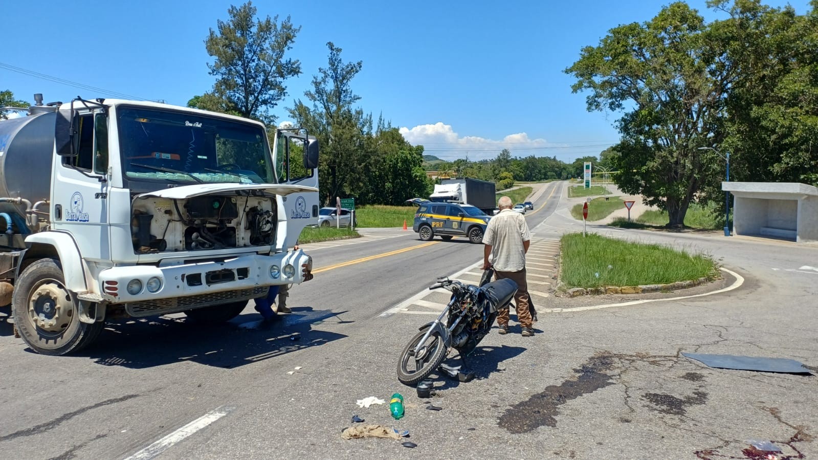 Acidente entre caminhão e moto deixa jovem ferido na BR-393, em Barra do Piraí