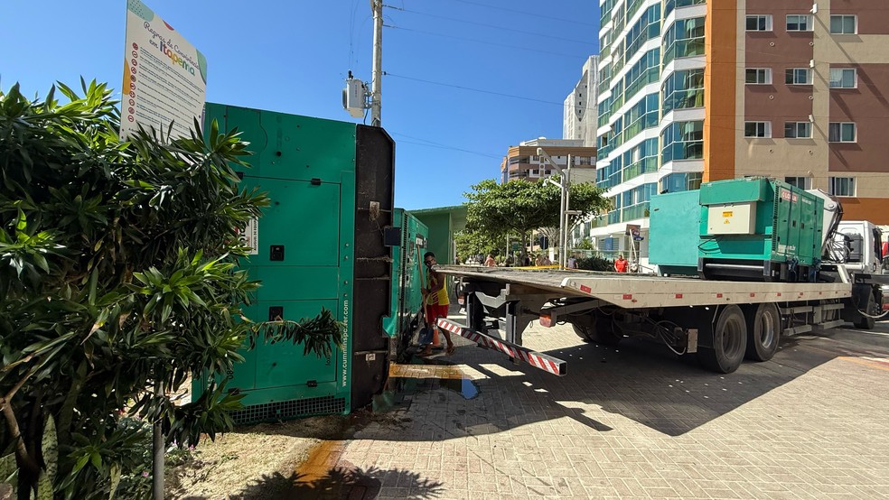 Gerador carregado pelo caminh�o caiu sobre a cal�ada da orla ap�s barra de sustenta��o se romper &mdash; Foto: Corpo de Bombeiros/Divulga��o