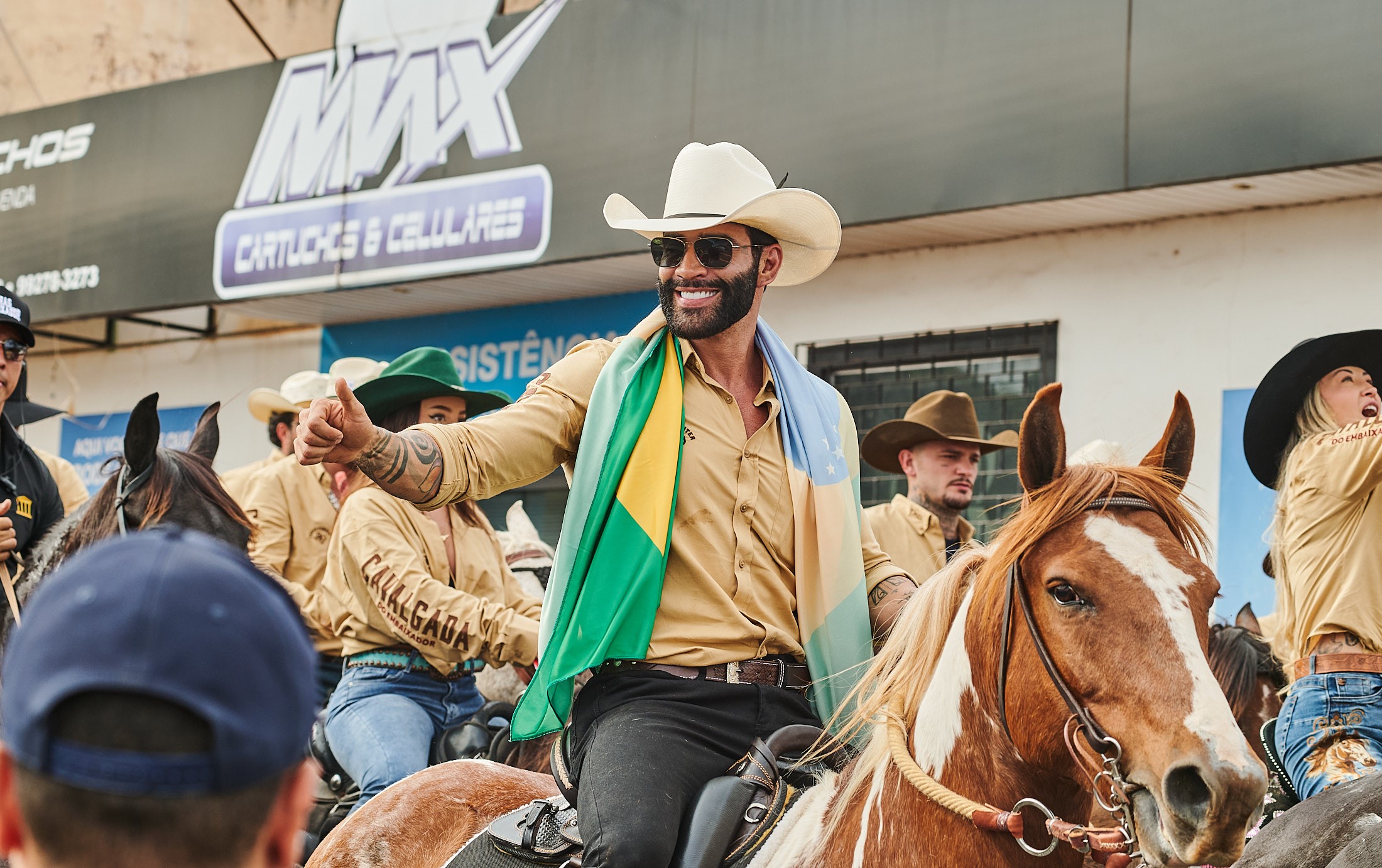 Gusttavo Lima comanda cavalgada com Andressa Suita e famosos pelas ruas de Barretos