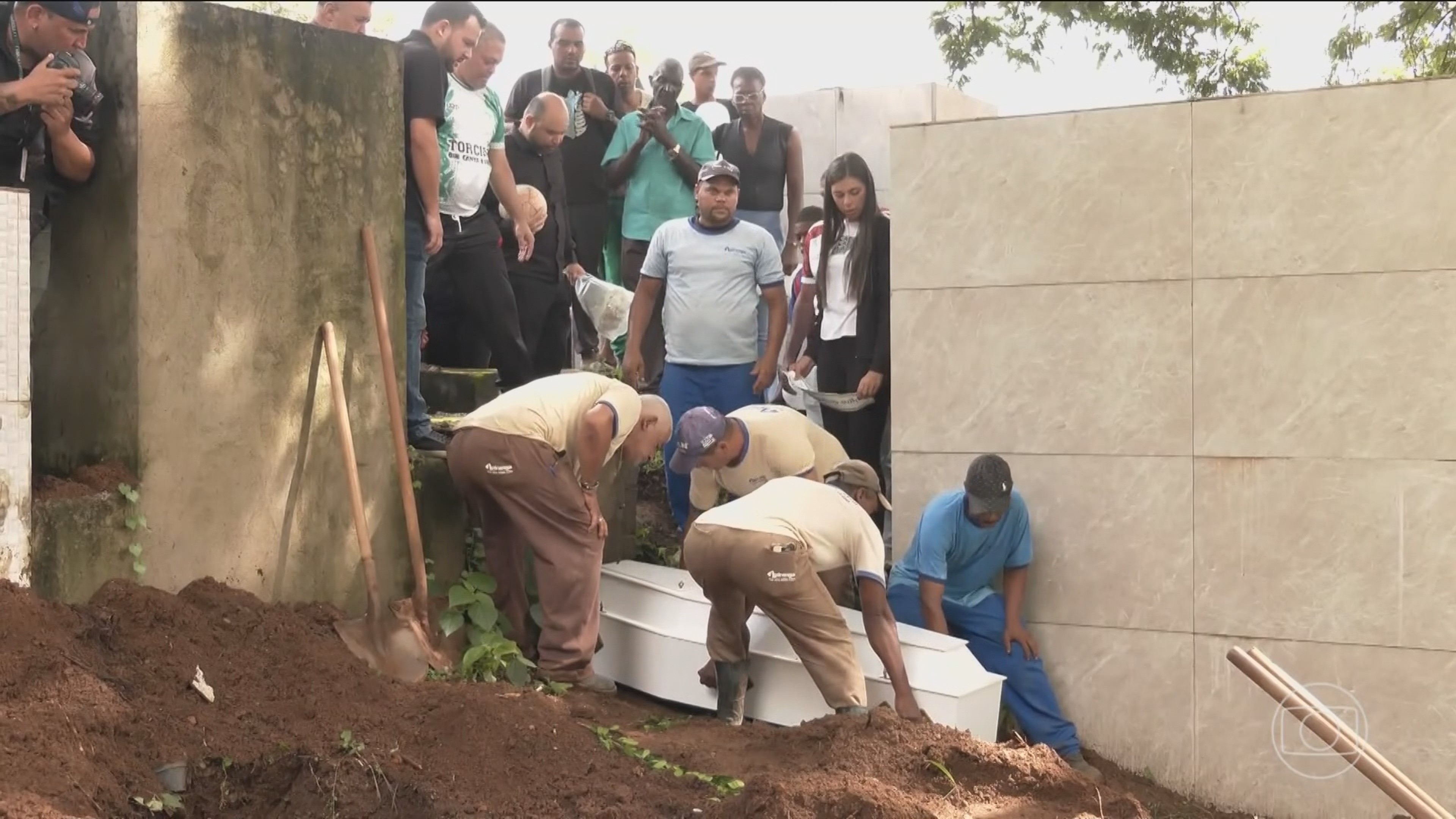 Equipes da Polícia Civil de Belo Horizonte ajudam na identificação de corpos em Juiz de Fora