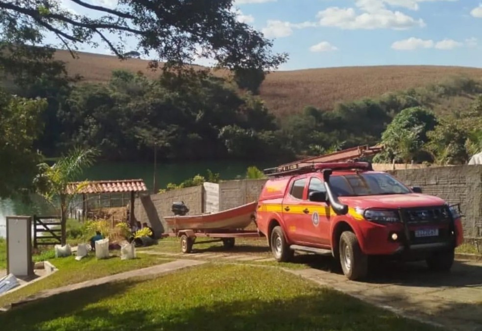 Adolescente de 16 anos morre afogado na represa de Camargos, em Itutinga, MG — Foto: Corpo de Bombeiros