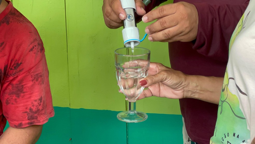 Comunidade isolada por seca recebe mochilas que fazem tratamento de água para consumo de moradores em Manaus. — Foto: Patrick Marques/g1 AM