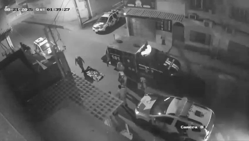 VÍDEO: homem morre baleado na cabeça, é deixado na calçada e tem carro roubado no ES