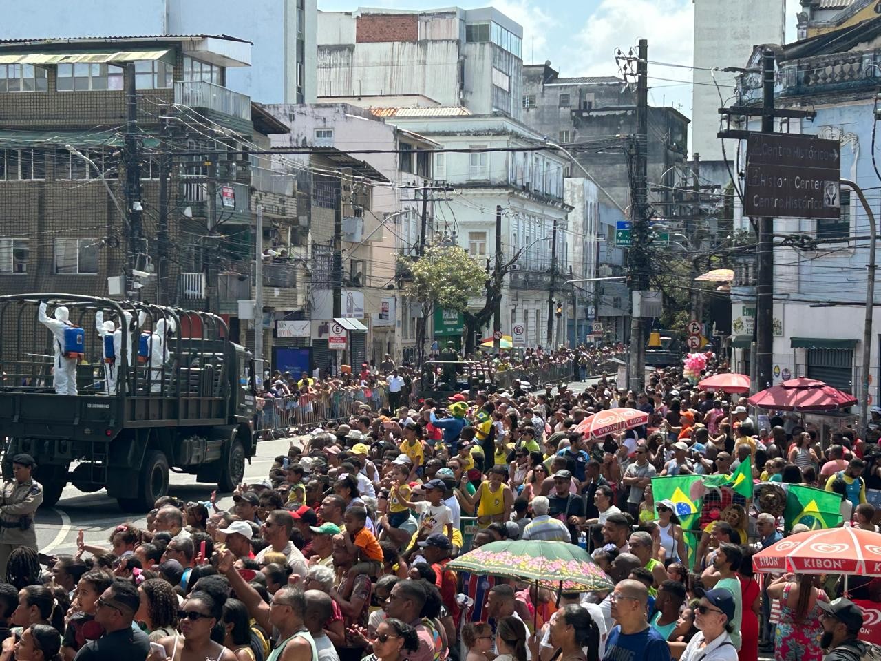 De verde e amarelo, multidão celebra os 202 anos da Independência do Brasil com desfile cívico em Salvador