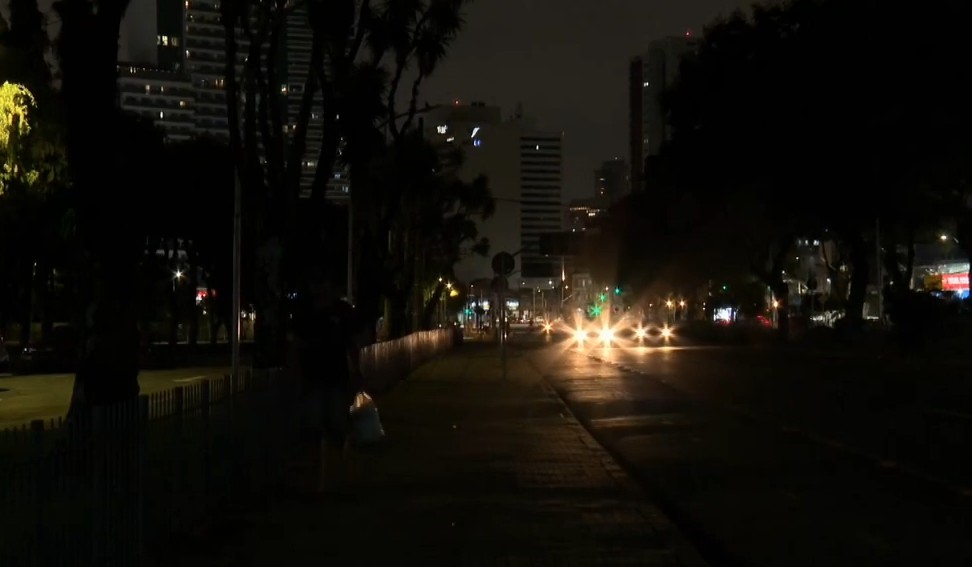 Temporais deixam 13,6 mil imóveis sem luz, e causam deslizamentos e quedas de árvores, no Paraná