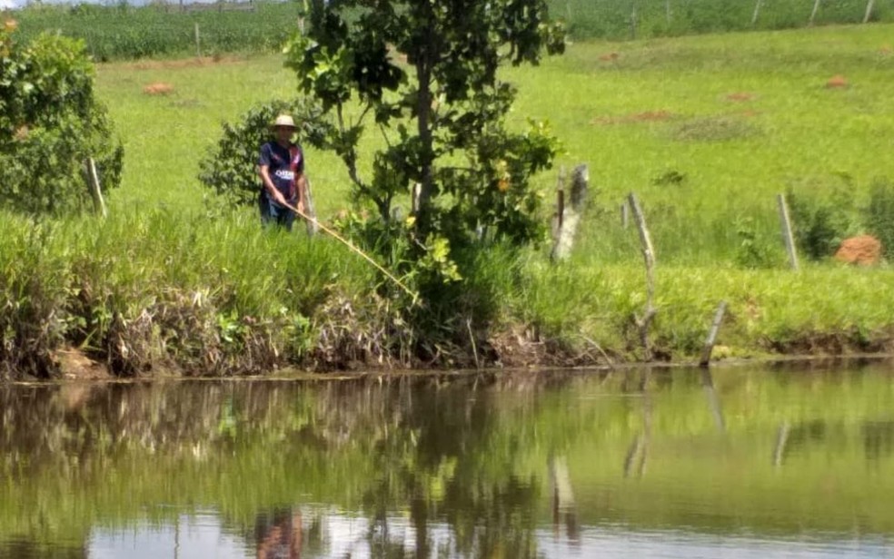 Produtor rural Sebastião Pinheiro, de 55 anos, pescou uma traíra dourada em Nazário — Foto: Arquivo Pessoal/Rilda Maria