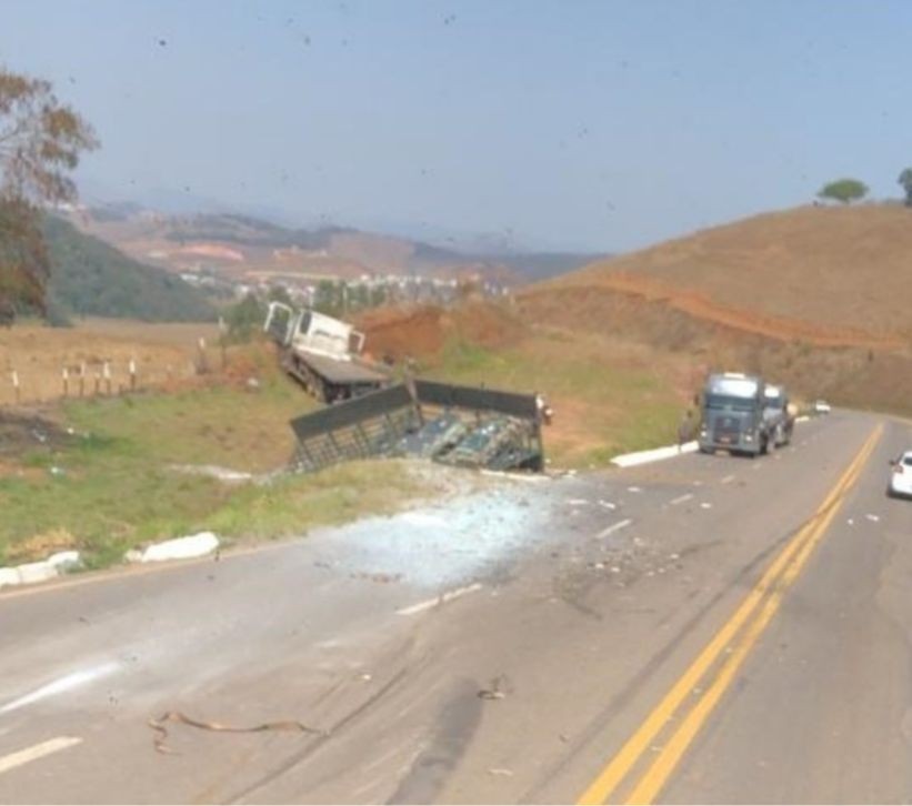 Ajudante morre após carreta carregada de vidro tombar na BR-356