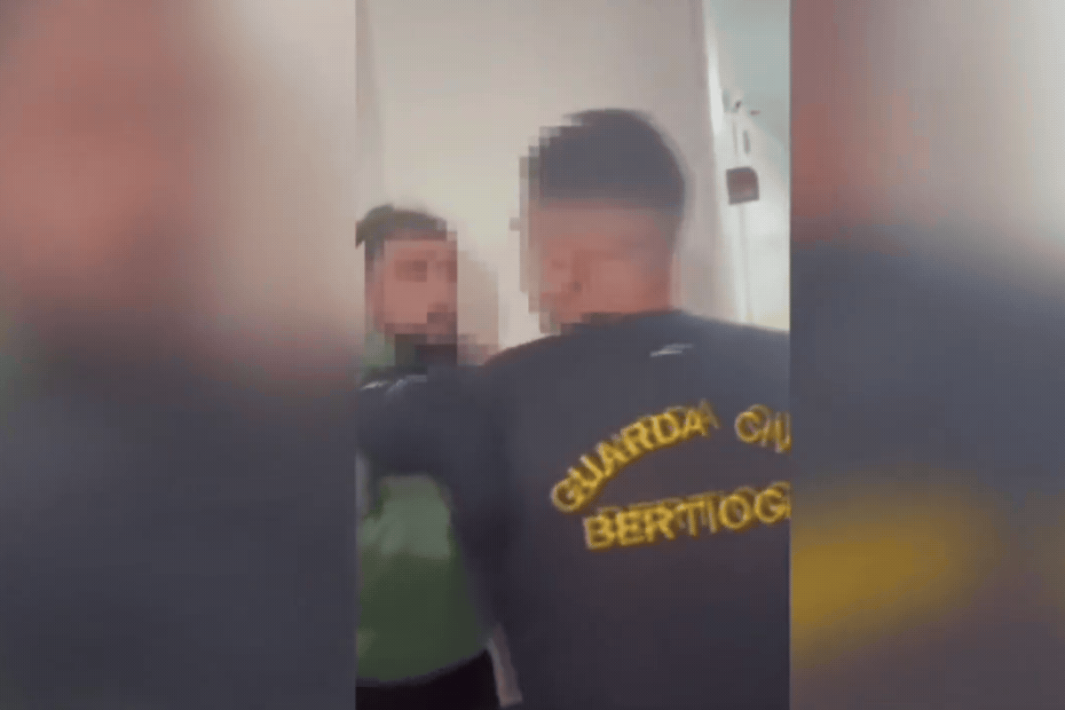 Dupla alega que guarda foi golpeado antes de ser flagrado dando soco em homem algemado em hospital; VÍDEO