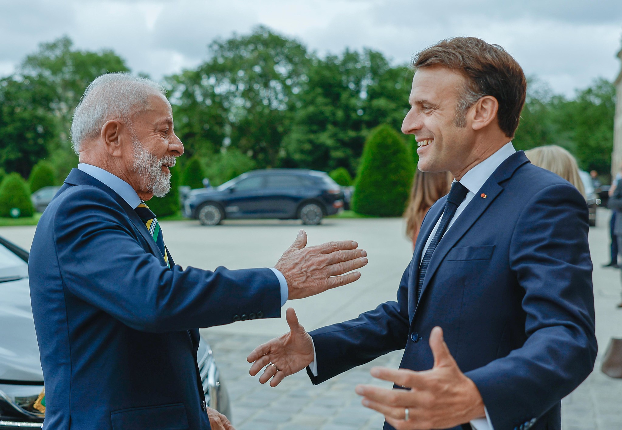 Mãos dadas com Macron, medalha de honra, apresentação da ministra Margareth: o primeiro dia de Lula em Paris