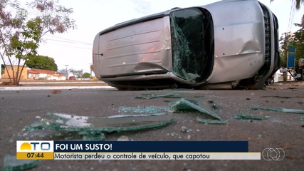 Motorista capota carro com duas crianças na Avenida NS-10