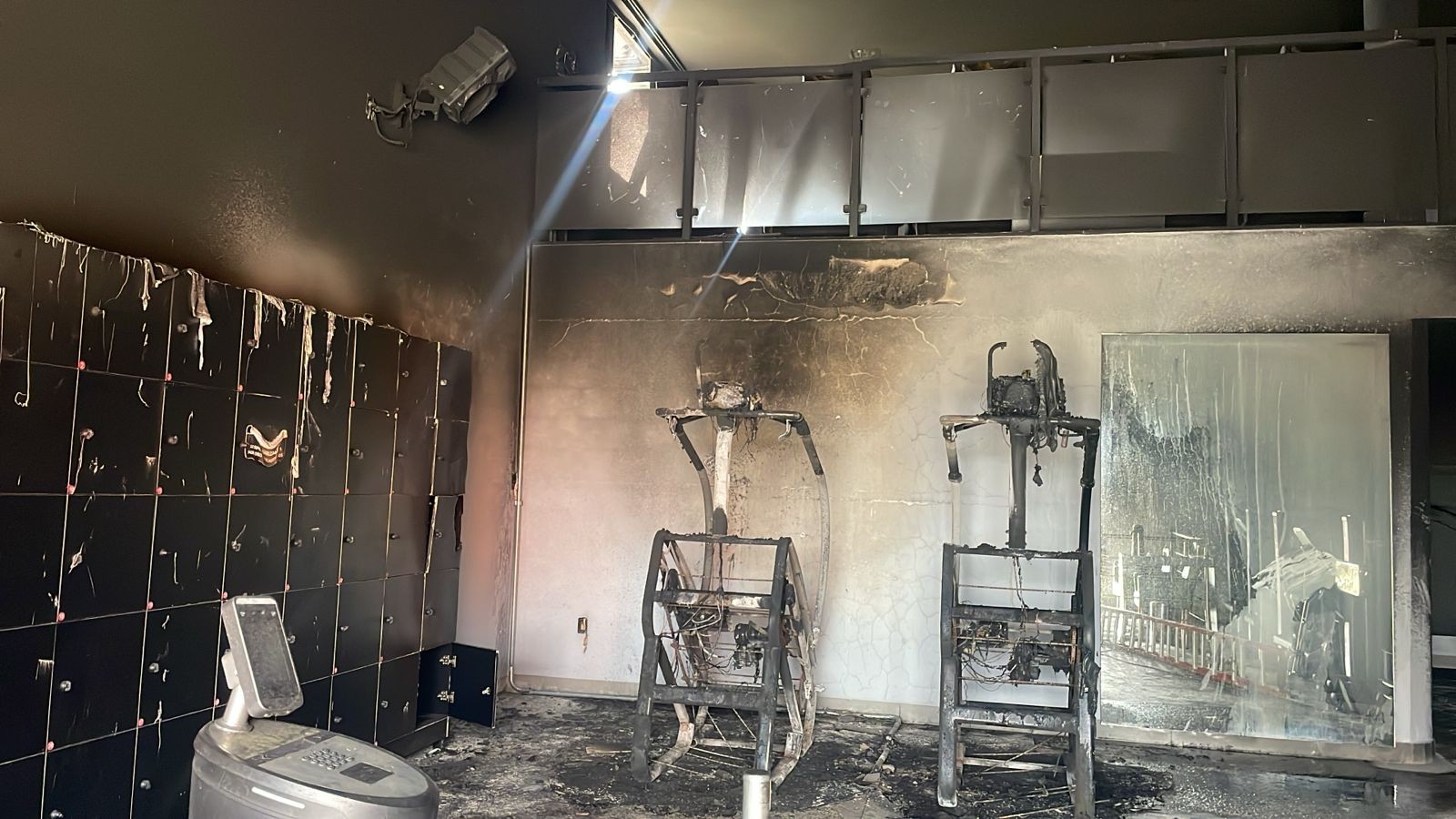 Polícia suspeita de incêndio criminoso em academia que pegou fogo em Montes Claros; escada pode ter sido usada para acessar imóvel