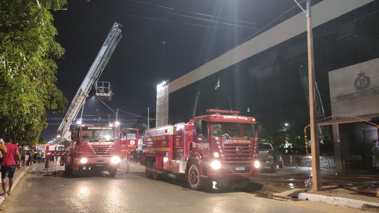 Hotel no bairro Liberdade é atingido por incêndio; Samu e Bombeiros atuam no resgate