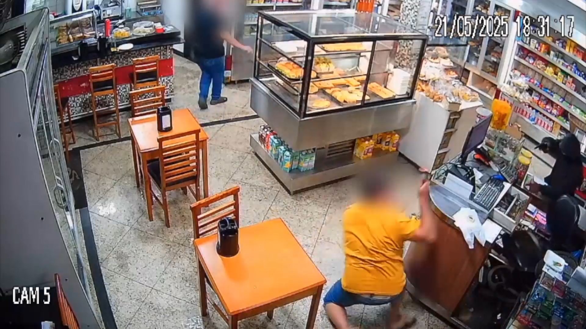 VÍDEO: atendente de padaria reage a assalto no ES e tenta tirar arma de suspeito que dispara
