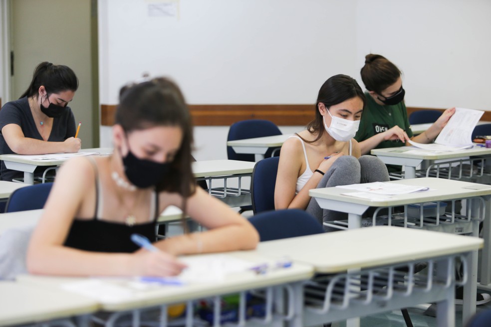 Estudantes realizam prova de primeira fase da Fuvest do vestibular 2022 para concorrer à uma vaga na USP, em uma das salas da FEA, na Universidade de São Paulo (USP). — Foto: Tiago Queiroz/Estadão Conteúdo