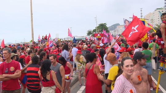 'CarnaLula': apoiadores de Lula fazem ato em Copacabana
