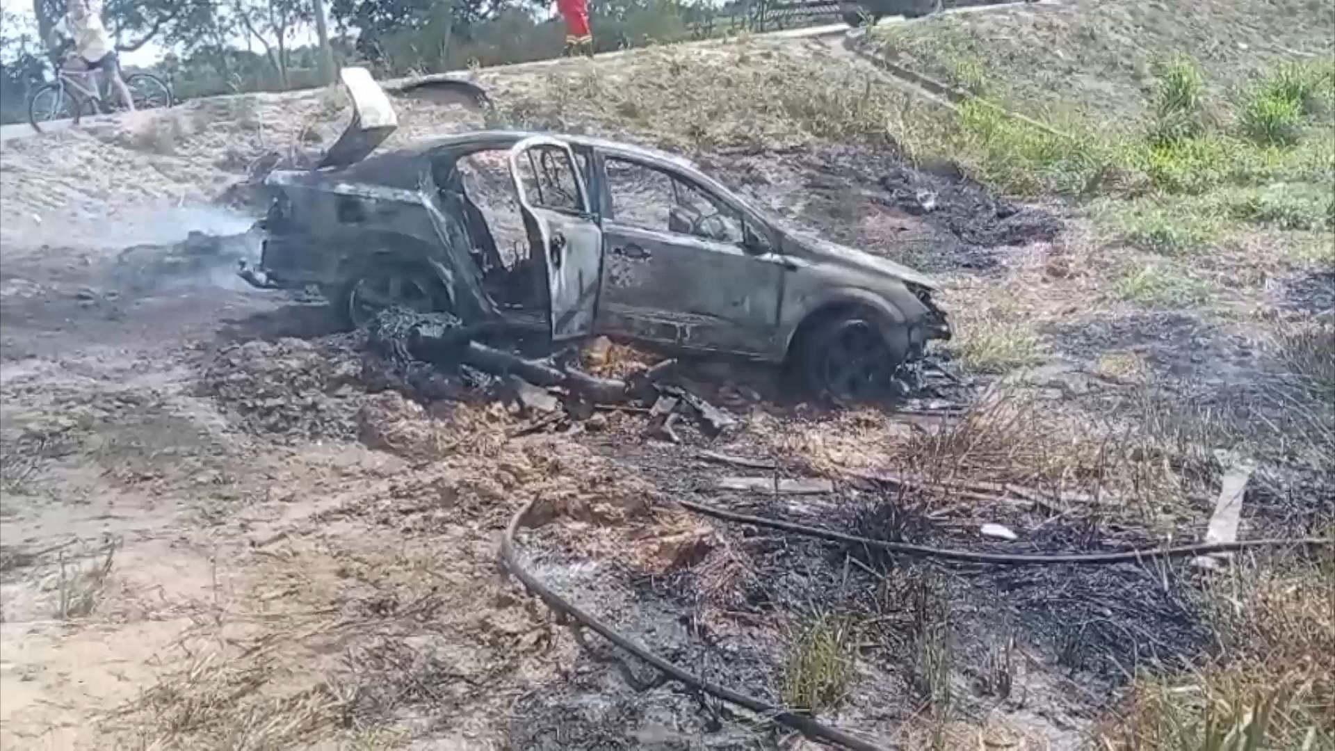 Perseguição termina com carro em chamas e suspeito preso por furto de fios de cobre na BR-101, no ES