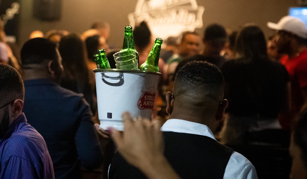 Garrafas de cerveja na noite de uma quinta-feira de happy hour — Foto: Fábio Tito/g1
