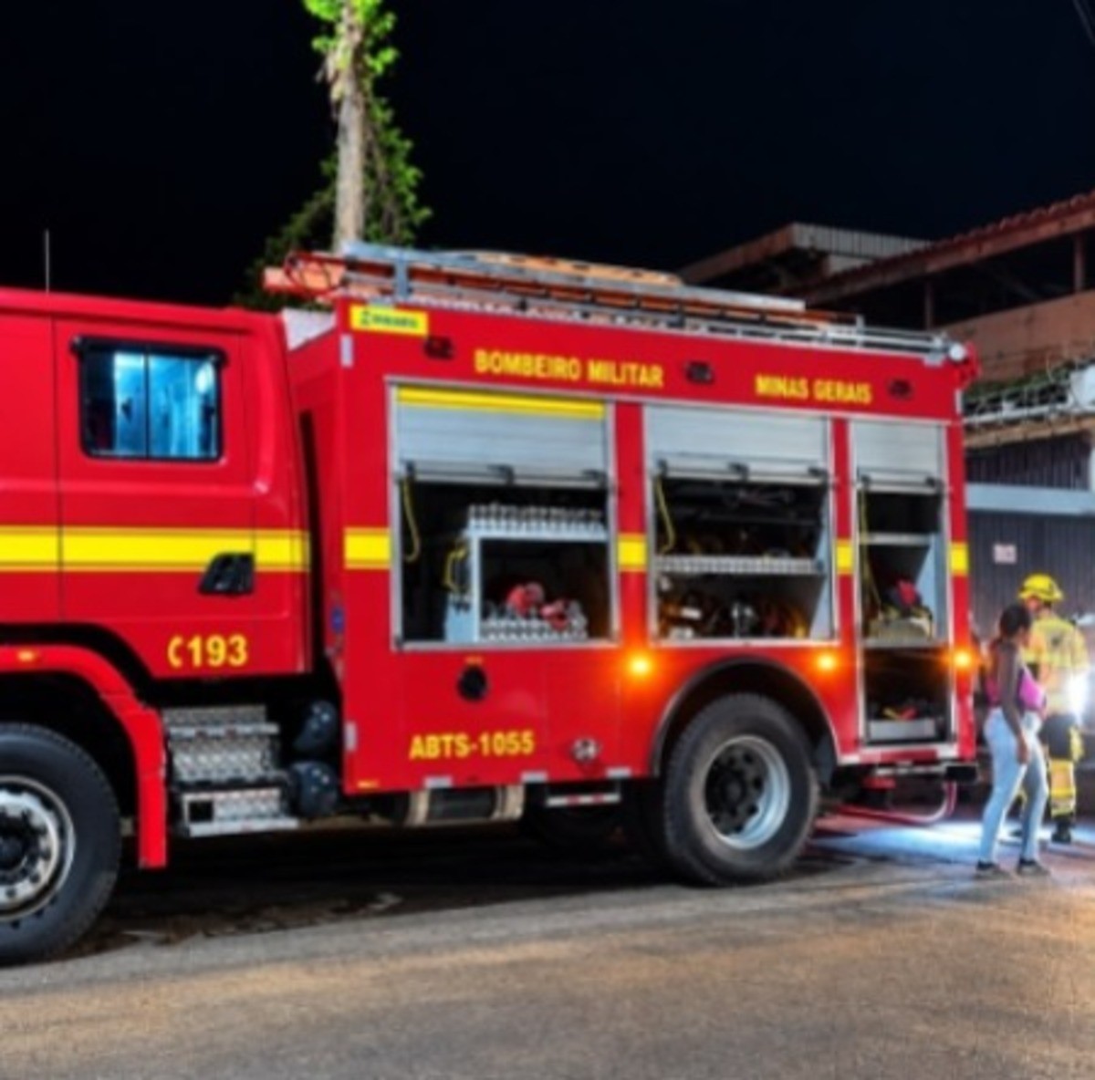 Agentes de trânsito entram em casa em chamas e salvam criança em Divinópolis